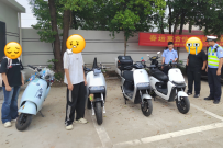 为“耍帅”攒零花钱改电摩 未成年人组团兜风 交警：喊家长